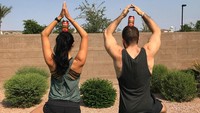 Beer yoga juga bisa dilakukan bersama pasangan. (Foto: instagram/@villageclubs)