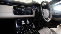 Di bagian interior desain mobil ini dibuat dengan konsep simpel dan elegan, dengan berbagai sistem infotainment Touch Pro Duo dengan layar sentuh 10 inci high- definition.