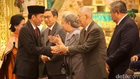 Hadit juga para mantan wapres yang juga disalami Jokowi.