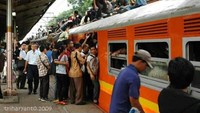 Guna mengantisipasi terjadinya kecelakaan saat kereta tiba, petugas keamanan bersiaga di area stasiun untuk mengingatkan penumpang agar tidak melebihi garis kuning saat mengantre menaiki kereta. Istimewa/Dok. Detikcom.
