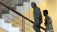 Kedua diperiksa sebagai saksi untuk tersangka penerima suap, panitera pengganti PN Jaksel Tarmizi.