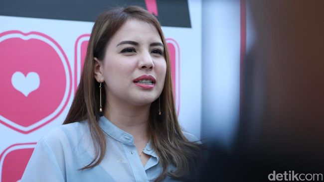 Begini Tya Ariestya Mengajari si Kecil Berenang