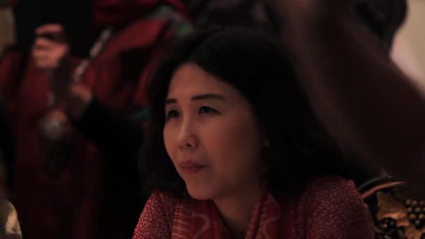 Veronica Tan menyimak isi surat Ahok yang dibacakan putra sulung mereka