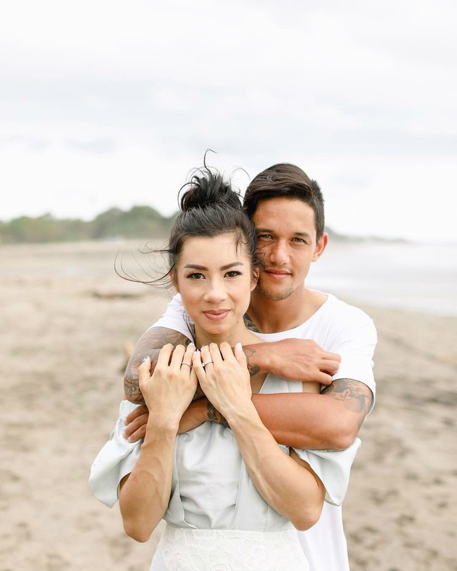 Jennifer Bachdim menikah dengan pesepak bola Irfan Bachdim pada tahun 2011. Suami dari Jennifer Bachdim itu memiliki darah campuran Indonesia dan Belanda. Foto: Instagram