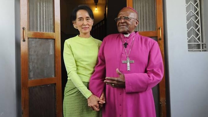 Archbishop Desmond Tutu talks to reporters after his meeting with Myanmar democracy leader Aung San Suu Kyi at Suu Kyis residence in Yangon on Feb 26, 2013. (Photo: AFP/ Soe Than Win)