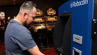 Seorang warga bertransaksi di ATM bitcoin. Ethan Miller/Getty Images/File.