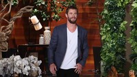 Film Thor pertama kali diperankannya pada tahun 2011. Untuk menjadi sosok Thor, yang dikenal sebagai dewa kekar dengan palu besinya, ia ditempa dengan beragam latihan dan diet untuk membentuk otot sebesar 9 kg. Foto: Instagram/chrishemsworth 