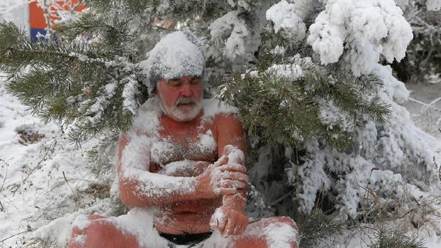 Tak hanya pemanasan, mereka kadang melumuri diri dengan salju