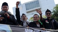 Jonru meminta massa berdoa agar Myanmar damai.