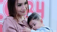 Beberapa waktu lalu Melody sempat emosi saat dituding netizen melakukan operasi agar terlihat lebih cantik.