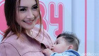 Menjadi seorang ibu tak membuat seorang wanita kehilangan kecantikannya. Begitu pula dengan Melody Prima. Foto: Hanif Hawari/detikHOT