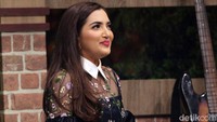 Ia tampil dengan floral dress hitam semi transparan di acara tersebut.