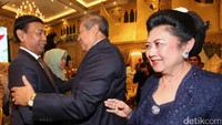 SBY menyalami Menkopolhukam Wiranto.