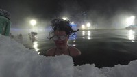 Berendam di air hangatnya memang asyik, namun tetap saja kepala terasa dingin dengan rambut yang membeku. Suhu udara juga bisa mencapai di bawah -20 derajat Celcius. Tapi semua ini tak menyurutkan semangat traveler buat ikut kontes (takhinihotpools.com)
