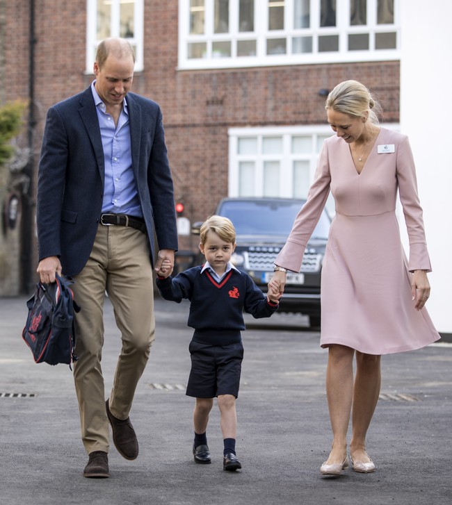 Menurut Pangeran William hari pertama George di sekolah berjalan baik. Hari yang indah, semuanya berjalan baik. Ada orangtua lain yang bermasalah dengan anak-anaknya, jadi aku agak senang aku bukan salah satunya, ungkap Pangeran William yang tengah menunggu anak ketiganya bersama Kate Middleton. Foto: Dok. Getty Images/Kensington Palace