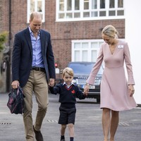 Menurut Pangeran William hari pertama George di sekolah berjalan baik. Hari yang indah, semuanya berjalan baik. Ada orangtua lain yang bermasalah dengan anak-anaknya, jadi aku agak senang aku bukan salah satunya, ungkap Pangeran William yang tengah menunggu anak ketiganya bersama Kate Middleton. Foto: Dok. Getty Images/Kensington Palace