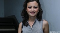 Ia tampil santai dengan kaus tanpa lengan dan jeans. (Hanif/detikHOT)