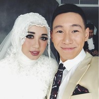 Setelah Raisa yang menerima krtikan, makeup pengantin Laudya Cynthia Bella pun banyak diperbincangkan netizen. Saat akad nikah dan resepsi di Malaysia, Bella  tampil dengan makeup glamour. Bella menggunakan lipstik warna mauve dengan bulu mata palsu dan alis yang tebal. Netizen pun nyinyir karena makeup Bella dianggap terlalu menor.  Foto: Instagram Alvasus