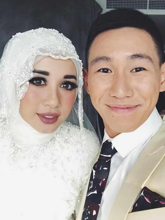 Setelah Raisa yang menerima krtikan, makeup pengantin Laudya Cynthia Bella pun banyak diperbincangkan netizen. Saat akad nikah dan resepsi di Malaysia, Bella  tampil dengan makeup glamour. Bella menggunakan lipstik warna mauve dengan bulu mata palsu dan alis yang tebal. Netizen pun nyinyir karena makeup Bella dianggap terlalu menor.  Foto: Instagram Alvasus