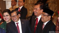 Para Menteri Kabinet Kerja seperti Prmono Anung, Pratikno dan Kepala BIN Budi Gunawan juga hadir dalam pernikahan putri Oesman Sapta Odang (OSO).