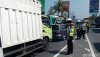 Polisi mengawasi betul arus kendaraan jelang aksi Rohingya (Bagus Kurniawan/detikcom)