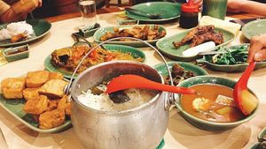 Raos Pisan! Nasi Liwet Komplet Khas Sunda yang Dinikmati Netizen Ini