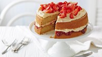 Victoria sponge cake sempat dinobatkan sebagai kue dengan ukuran paling kecil. Diolah dengan resep kue khas Inggris, kue ini tampil menarik dengan hiasan buah strawberry mini diatasnya. Foto: Istimewa