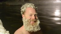 Selanjutnya tinggal tunggu sebentar hingga air yang membasahi rambut membeku berlapis es (Takhini Hot Springs/Facebook)