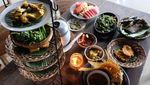 Enaknya Makan Siang Ramai-ramai Menyantap Nasi Liwet Sundaan Di Sini