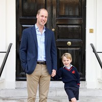 Setelah umurnya genap 4 tahun, Pangeran George akhirnya masuk sekolah di Thomas’s Battersea, London. Berseragam sekolah dengan cardigan v-neck dan sepatu hitam yang mungil, Pangeran George digandeng sang ayah, Pangeran William masuk sekolah untuk pertama kalinya. Foto: Dok. Getty Images/Kensington Palace