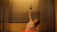 Meski ada miras, bukan berarti yoga dilakukan sambil mabuk-mabukan. Tampak pada foto, seorang wanita asal Korea Selatan sedang melakukan gerakan yoga sambil memegang botol bir. (Foto: instagram/@ppangzi).