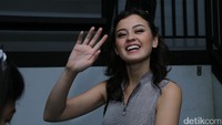 Tak lupa kacamata hitam yang disematkan di atas kepala. (Hanif/detikHOT)
