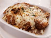 Nosh: Menikmati <i>Baked Curry Omurice</i> dan <i>Buttermilk Fried Chicken</i> di Kafe Nuansa Putih