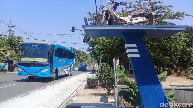 Terlalu! Motor Display Monumen Kecelakaan di Magetan Pun Dicuri 