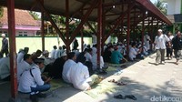 Sebagian dari mereka tampak langsung memasuki masjid untuk bersiap menjalankan Salat Jumat (Pertiwi/detikcom)