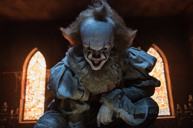 Sudah tahu sosok tampan di balik Pennywise the Dancing Clown, rasanya ketakutan Anda akan berkurang sedikit ketika menonton filmnya, bukan? Foto: dok. IMDB