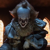 Sudah tahu sosok tampan di balik Pennywise the Dancing Clown, rasanya ketakutan Anda akan berkurang sedikit ketika menonton filmnya, bukan? Foto: dok. IMDB