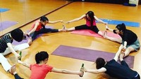 Seperti kelas yoga lainnya, melakukan beer yoga juga akan lebih menyenangkan dilakukan dengan berkelompok. (Foto: instagram/@sunny925_onyogaroad)