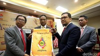 Perwakilan Nusasentris Indonesia, Ahmad Doli Kurnia, bersama Timbalan Menteri Luar Negeri Malaysia Dato Seri Reezal Merican Bin Naina Merican, saat hadir pada peluncuran Program Nusasentris, di JCC Senayan, Jakarta, Jumat (08/09/2017).