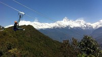 Flying fox ZipFlyer di Nepal ini bisa dikatakan paling curam di dunia. Berada pada ketinggian setinggi 600 meter, traveler harus berani kalau tak mau semaput di tengah jalan (Dok. CNN Travel)