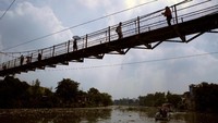 Warga berjalan di atas jembatan sungai Pasig. Jembatan tersebut dibangun oleh pemerintah.