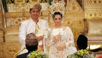 Kedua pengantin tampak berbahagia.