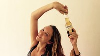 Tidak ada syarat khusus untuk mengikuti kelas beer yoga. Yang jelas Anda harus memiliki matras yoga, sudah cukup umur, dan bersedia melakukan yoga yang menyenangkan. (Foto: instagram/@melissalaycy)