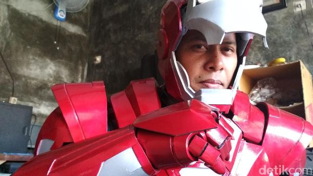 Meraup Untung dari Cosplay Superhero Made In Tulungagung