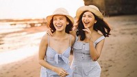  Jessica Mila dan Michelle Joan tampak menikmati momen liburannya di Bali. Foto: Dok. Instagram/aldobaskoro