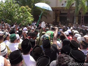Ribuan Warga Antar Jenazah Wali Kota Pekalongan ke Pemakaman