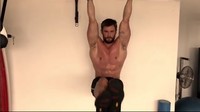 Tak ketinggalan, otot punggungnya juga dilatih dengan latihan hanging leg raise yang dilakukan secara menggantung sambil mengangkat kedua tungkai dengan kekuatan inti tubuh. Foto: Instagram/chrishemsworth 