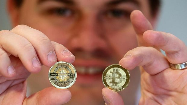 VANCOUVER, BC - OCTOBER 29: Gabriel Scheare uses the world's first bitcoin ATM on October 29, 2013 at Waves Coffee House in Vancouver, British Columbia. Scheare said he 