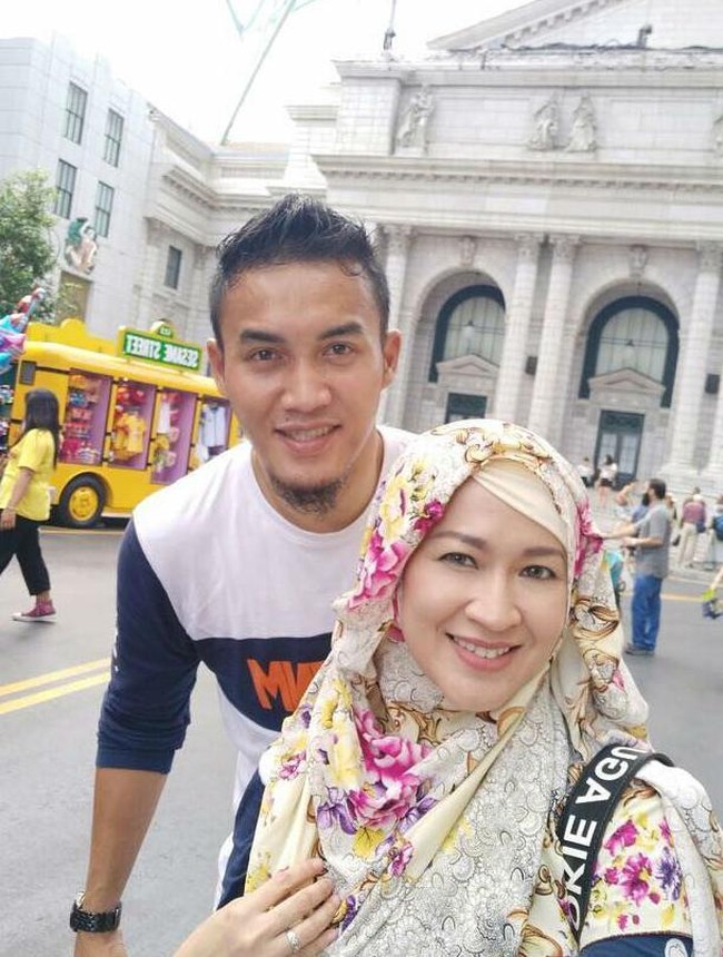 Okie Agustina adalah istri dari pemain sepak bola Gunawan Dwi Cahyo yang saat ini memperkuat klub Persija sebagai bek tengah. Foto: Instagram