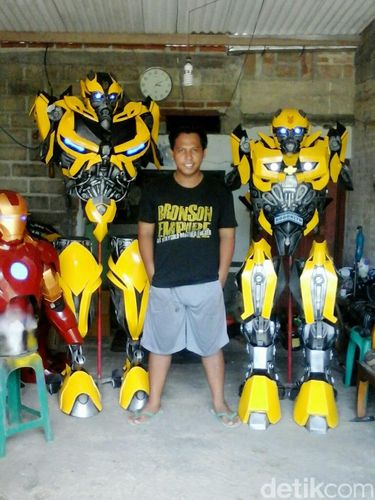 Meraup Untung dari Cosplay Superhero Made In Tulungagung